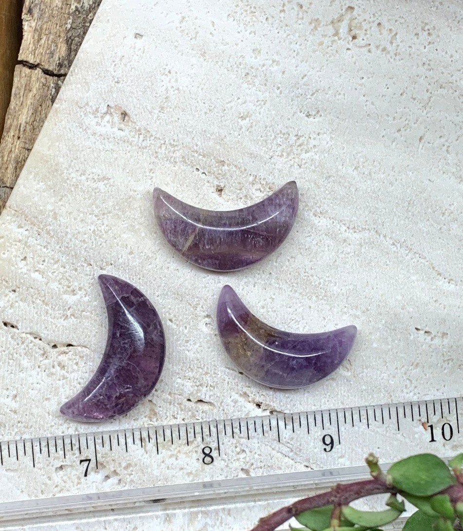 Amethyst Carved Moon (Approx 1 1/8" Long) 0098