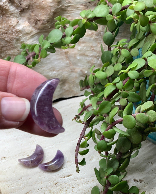 Amethyst Carved Moon (Approx 1 1/8" Long) 0098