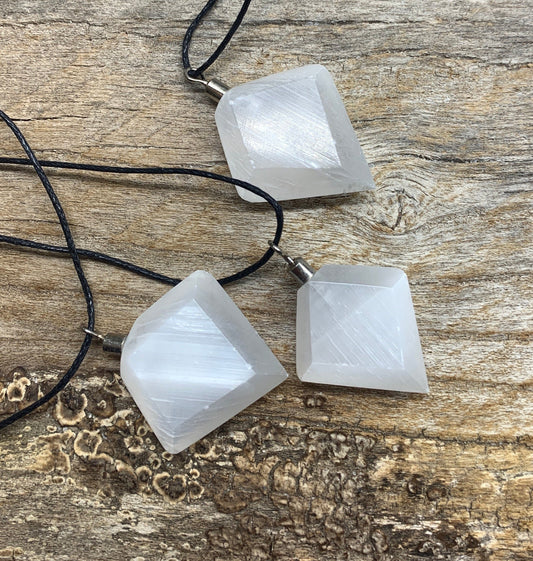 Selenite Gemstone Pendant Necklace 1083